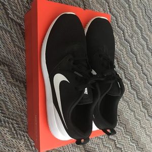 Size 12 Nike Roshe G spikeless golf shoe